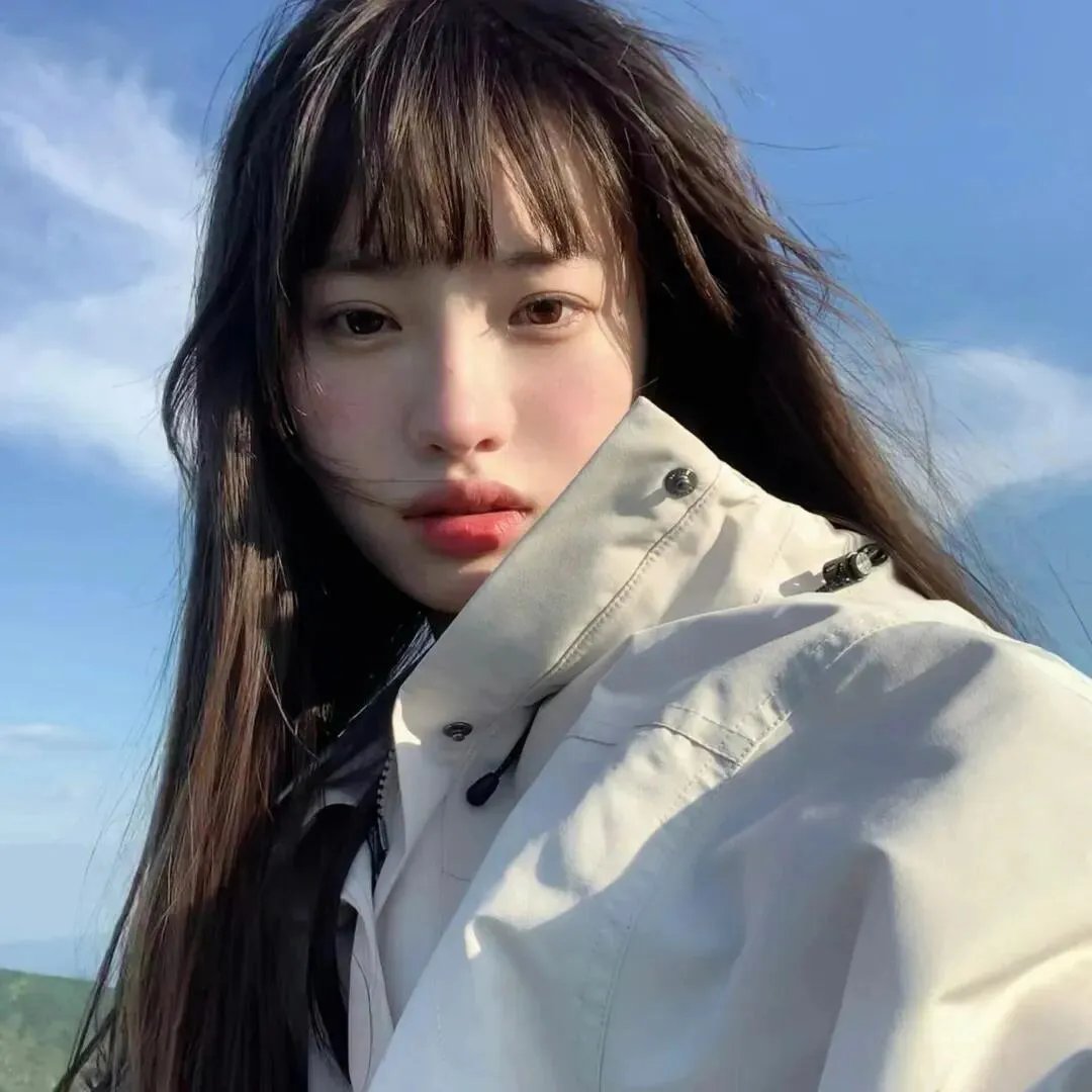 给小酒馆女子喝高杯酒